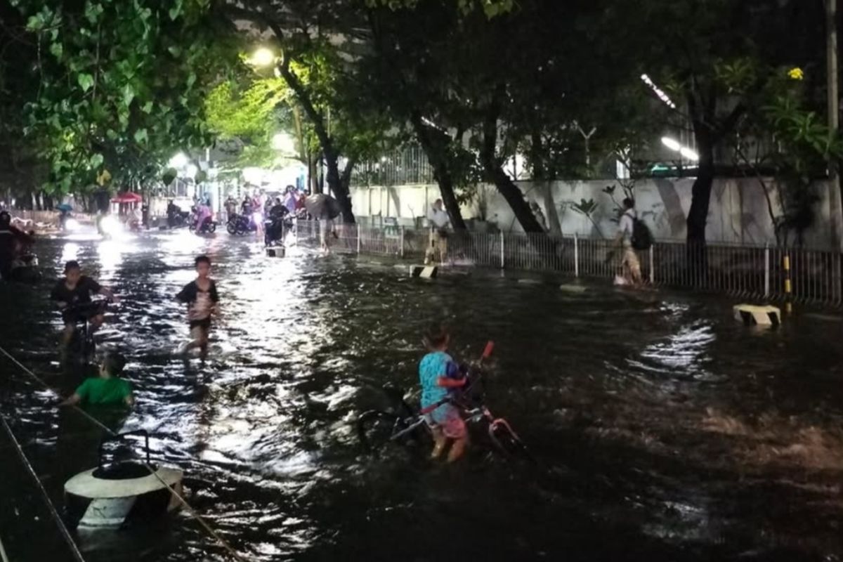 banjir, mobil terendam, banjir Jakarta, mobil kebanjiran, banjir di Jakarta, mobil terendam banjir, jakarta terendam banjir, mobil terendam banjir apa yang harus dilakukan, mobil terendam air, Ini Komponen Mobil yang Harus Dicek Setelah Terendam Banjir