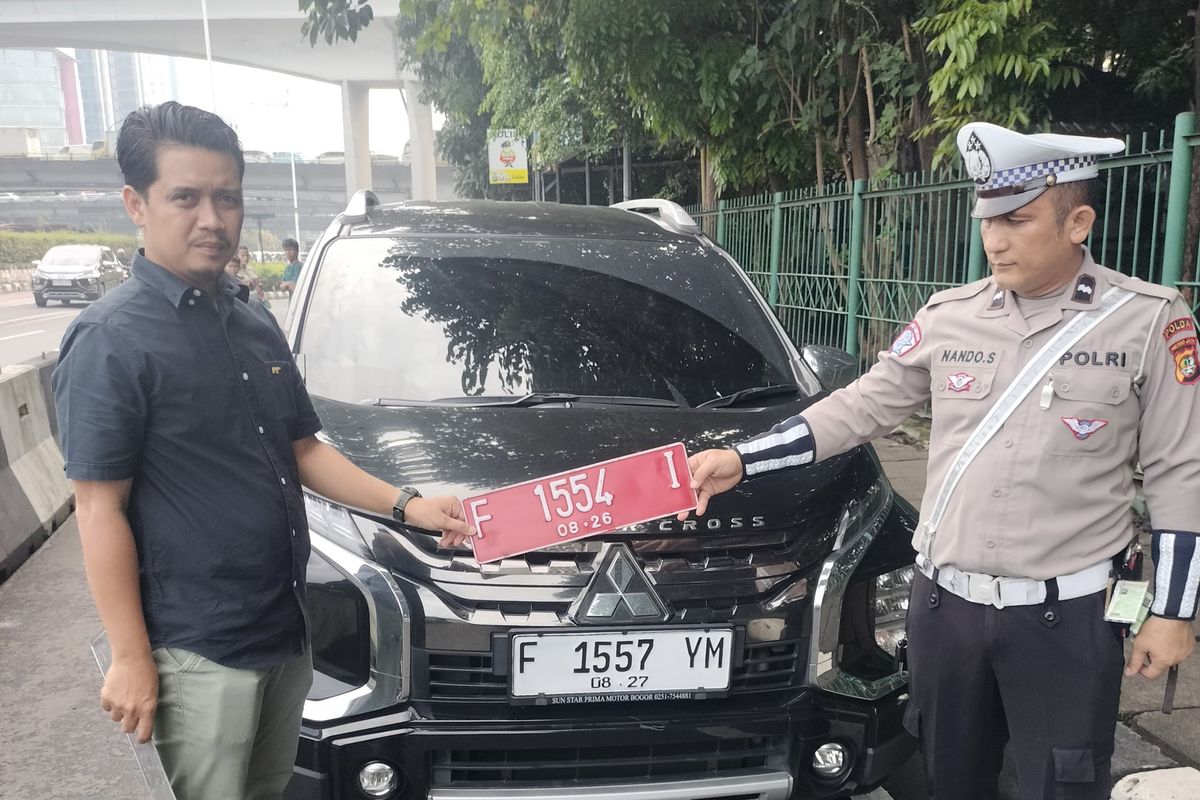 Mobil dinas, pelat nomor, TNKB, mobil dinas, pelat nomor palsu, tanda nomor kendaraan bermotor (TNKB), aturan berkendara, Mobil Dinas Pemkab Bogor Kedapatan Pakai Pelat Palsu