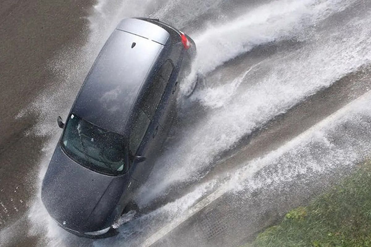 aquaplaning, ban mobil, kecepatan berkendara, kedalaman kembangan, Pentingnya Memeriksa TWI Ban Mobil untuk Mencegah Aquaplaning