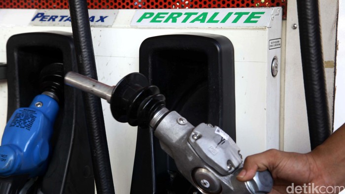 Array,Ini Sebabnya Ada SPBU Pertamina Wajibkan Pembeli Pertalite-Solar Tunjukkan STNK