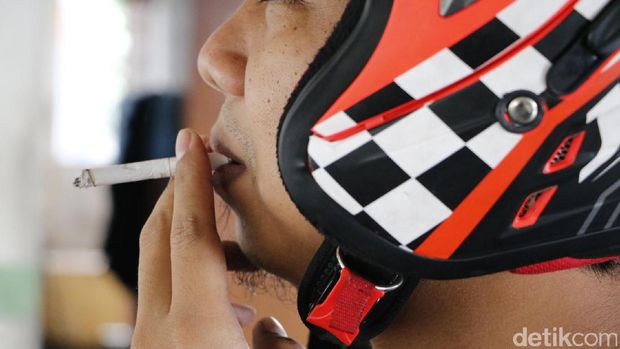 Studi Sebut Risiko Mematikan Naik Motor Sambil Ngerokok