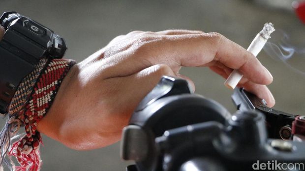 Kenapa Pemotor yang Ngerokok Susah Dibilangin?