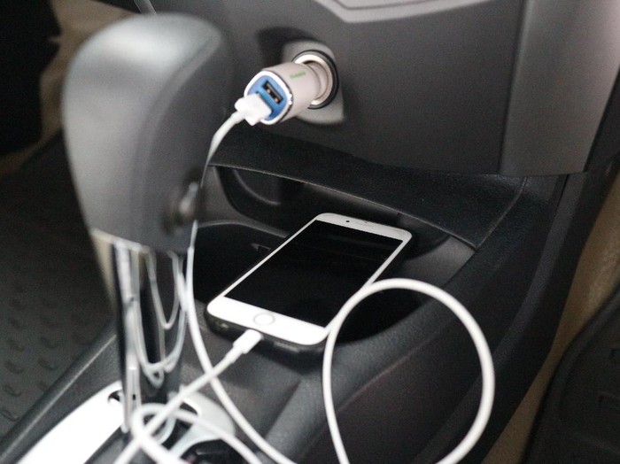 Benarkah Sering Ngecas HP di Mobil Bikin Aki Soak?