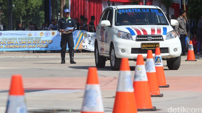 Array,Bikin SIM Wajib Ada Sertifikat Kursus Nyetir: Eliminasi Pengemudi Tak Kompeten