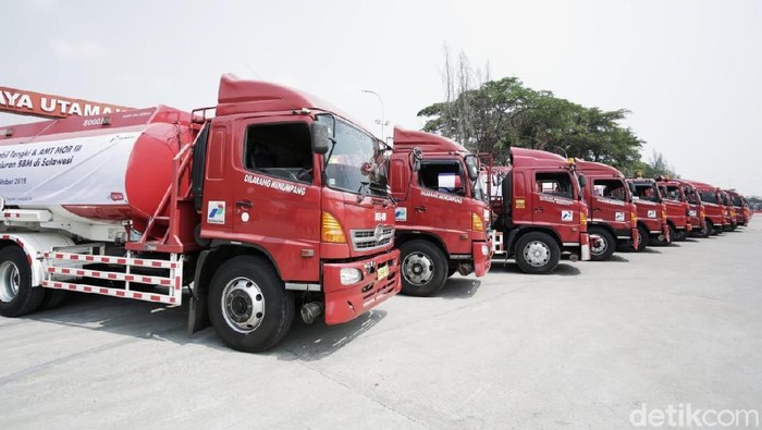 Array,Viral Foto Truk Tangki Pertamina Isi BBM di SPBU Shell, Dipastikan Hoax