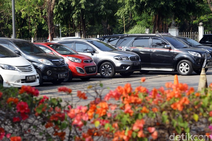 Array,Sebelum Tarif Parkir Naik, Benahi Dulu Parkir Liar