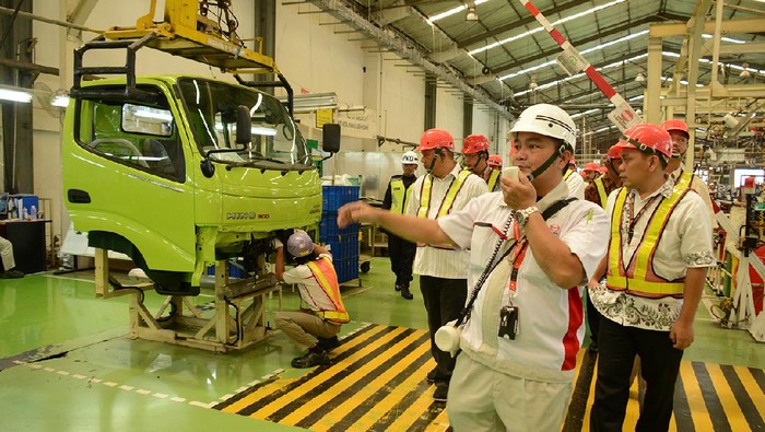 Truk Hino Diborong Agrinas: Produksi Digeber-Inden Konsumen Retail Mengular!