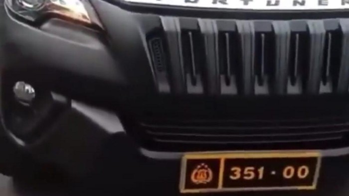 Array,Kenapa Marak Fortuner Pakai Pelat Dinas Palsu?