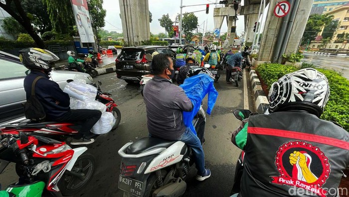 Array,Motor Neduh di Bawah Jembatan Penyeberangan, Siap-siap Ditilang