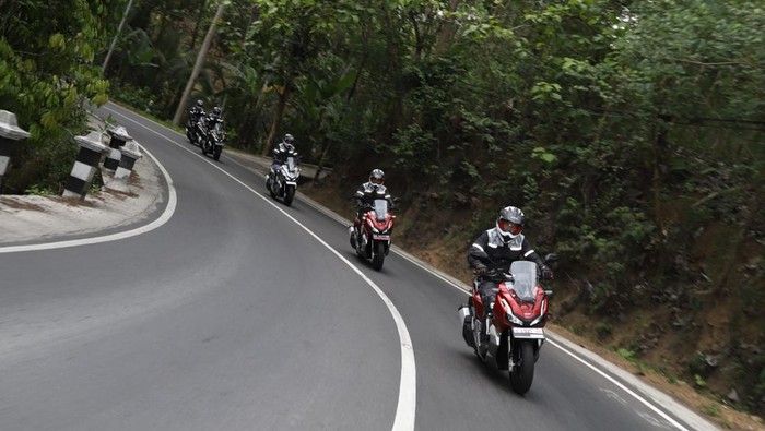 Array,Awas Salah! Ini Cara Ngerem Motor Matic yang Benar di Turunan