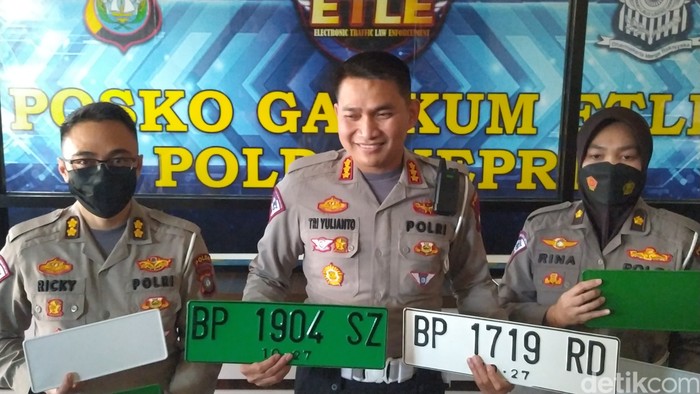 Array,Kenapa Ada Mobil Pakai Pelat Nomor Hijau? Ini Penjelasannya