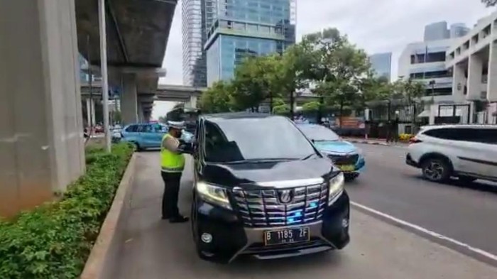 Array,Strobo-Sirene buat Pengawalan Dibekukan, Bagaimana dengan Penjualnya?