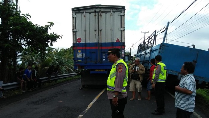 Array,Truk ODOL Bikin Nyawa Satu Keluarga Habis: Pemilik-Karoseri Bakal Diburu