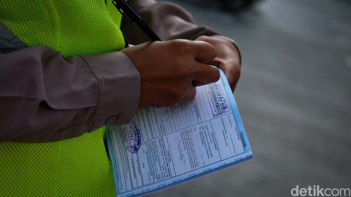 Akal-akalan Pengendara Mobil Mewah Nunggak Pajak, Ditilang Ajak Damai