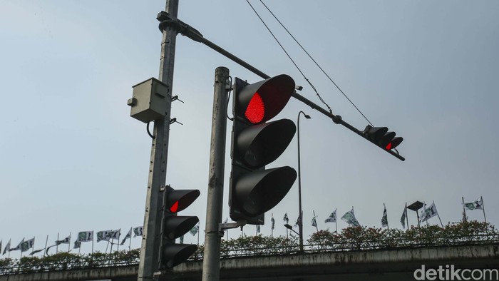 Array,Tahun 2030 Semua Persimpangan Jakarta Pakai Lampu Merah Pintar