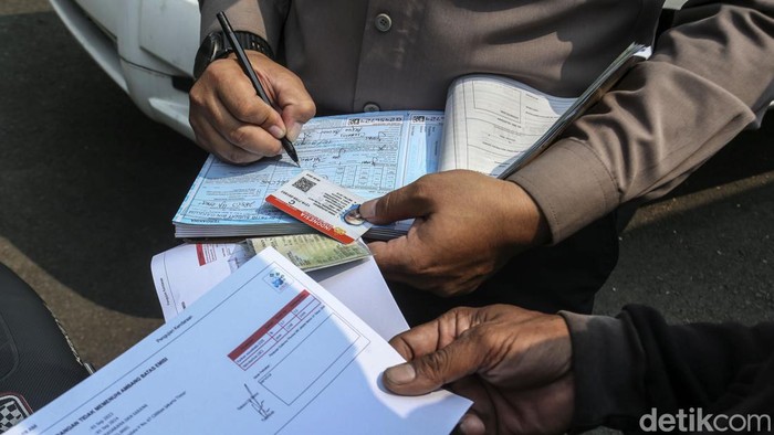 Array,Bayar Tilang Bisa di Tempat: Dapat Bukti Struk, Tak Ada Transaksi Terselubung