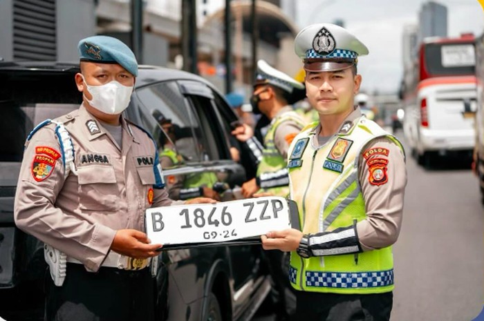 Array,Tetap Tak Kebal Ganjil Genap, Ini Pejabat yang Bisa Pakai Pelat ZZ