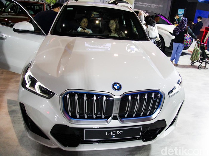 Array,BMW Recall 70 Ribu Mobil Listrik, Ada Apa?