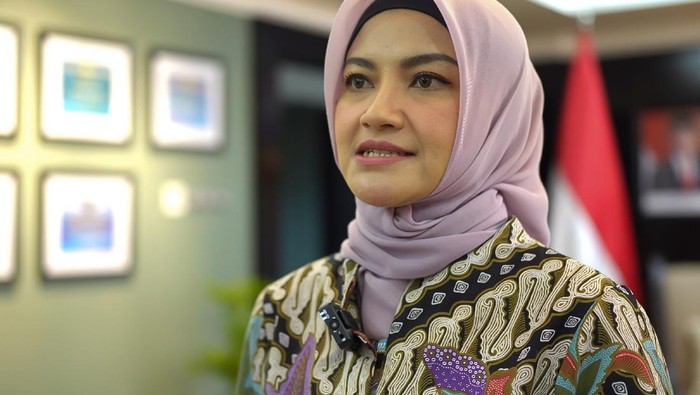 Array,Mobil Mewah Tina Talisa yang Ditunjuk Jadi Komisaris Pertamina Patra Niaga