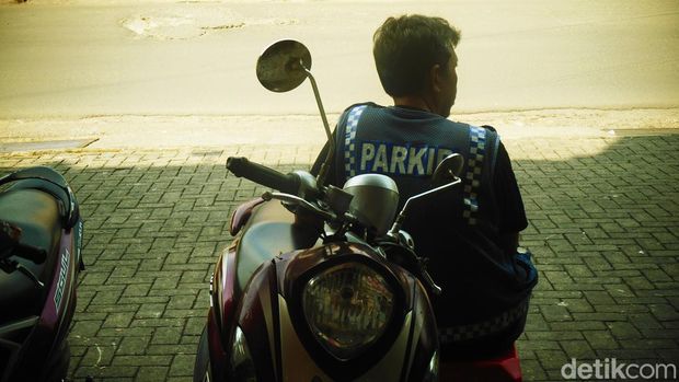 Diminta Bayar Parkir Liar? Jangan Kasih, Senyumin Aja!