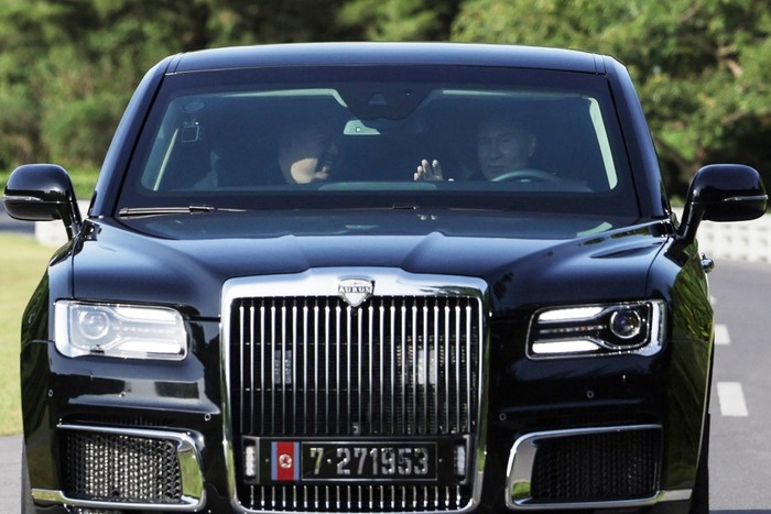 Array,Putin Semobil Bareng Kim Jong Un di China, Naik Limosin Mewah Ini