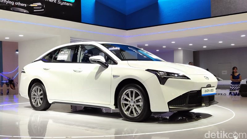 Seberapa Laris Sedan Listrik di Indonesia?