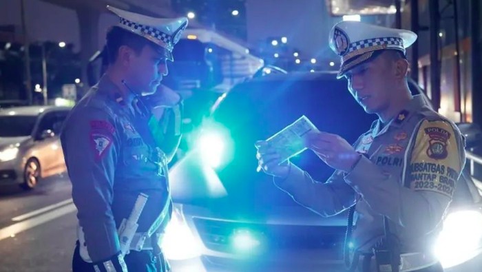 Array,Termasuk Pejabat, Polisi Tindak Ribuan Pengguna Strobo-Sirene Ilegal