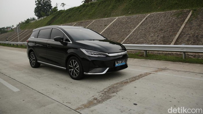 Array,Ini Arti Nama BYD M6 yang Digugat BMW
