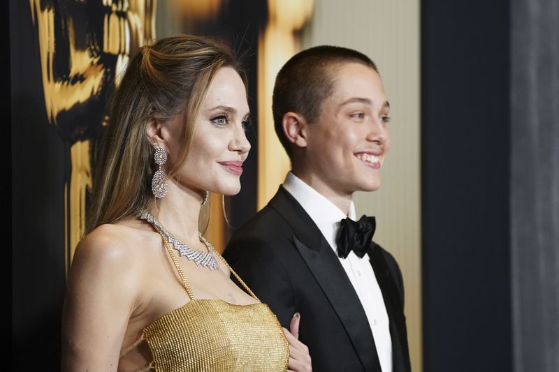 Array,Angelina Jolie Bawa Knox ke Karpet Merah, Diduga untuk Bikin Kesal Brad Pitt
