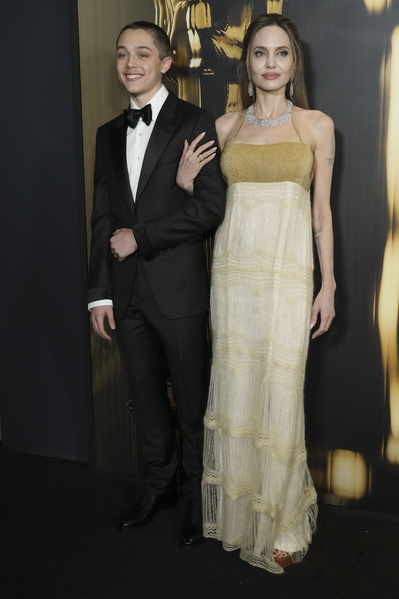 Array,Angelina Jolie Bawa Knox ke Karpet Merah, Diduga untuk Bikin Kesal Brad Pitt