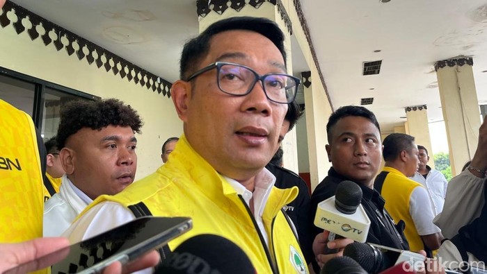 Array,Ridwan Kamil Beli Mercy Bekas BJ Habibie Belum Lunas, Mau Ditarik tapi....