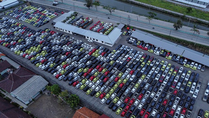 Array,Sudah Setengah Tahun, Penjualan Mobil Turun Lagi!