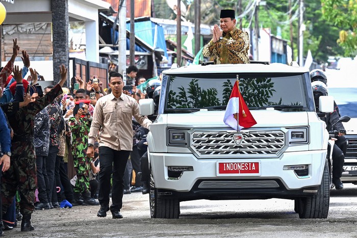 Array,Prabowo Banggakan Maung: Presidenmu Pakai Jip Buatan Indonesia!
