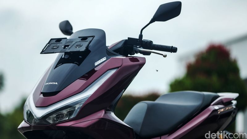 Array,Honda Luncurkan Motor Sport Touring Bertampang PCX