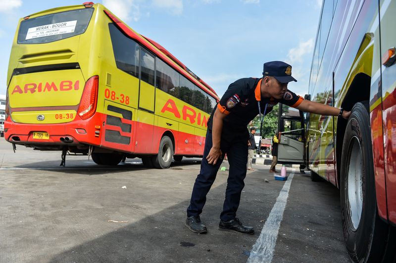 Jangan Mau Naik Bus Kalau Nggak Ada Stiker Ini, Pokoknya Jangan
