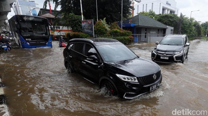Array,4 Risiko Mobil Nekat Menerjang Banjir, Jangan Anggap Sepele