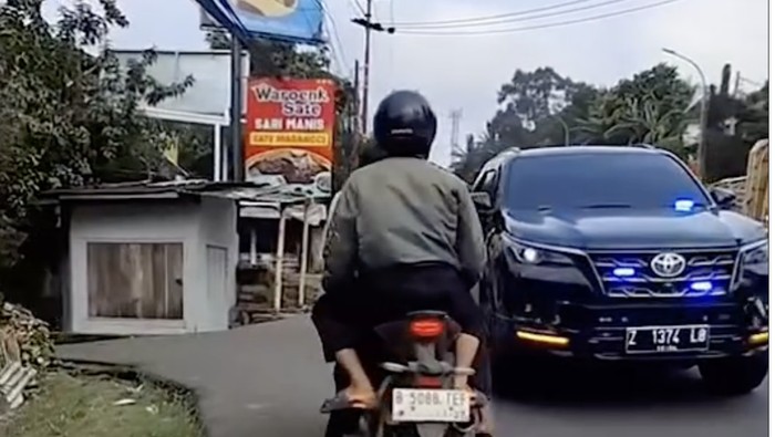 Array,Pejabat Dikawal Bikin Bising Pakai Strobo-Sirene, Presiden Lewat Malah Tak Ribut-ribut