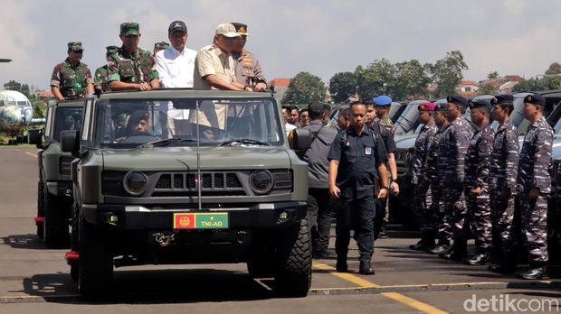 Array,Bukan Sedan Mewah, Macron Naik Maung Pindad 'Indonesia' Bareng Prabowo