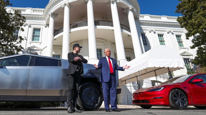 Array,Dulu Lempar Pujian, Trump Kini Mau Jual Tesla Miliknya