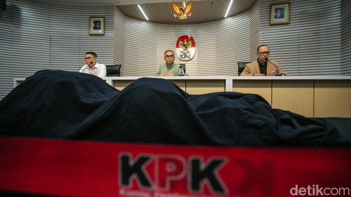 Intip Garasi Wakil Ketua DPRD Tersangka Korupsi Proyek Dinas PU