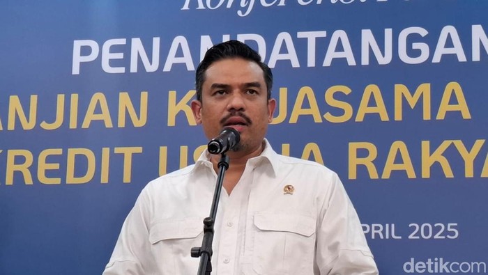 Array,Intip Garasi Menteri UMKM yang Istrinya Diduga Pakai Fasiltas Negara ke Eropa