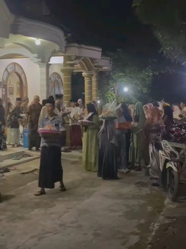 Array,Viral Jodoh Lima Langkah dari Rumah, Pria Ini Lamar Wanita Tetangganya