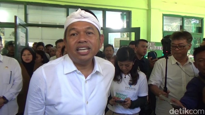 Array,Tak Pakai Helm saat Dibonceng, Dedi Mulyadi Minta Motor Patwal Ditilang