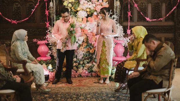 Array,Unik, Pasangan Ini Jadikan Lalapan Sebagai Buket di Acara Lamaran