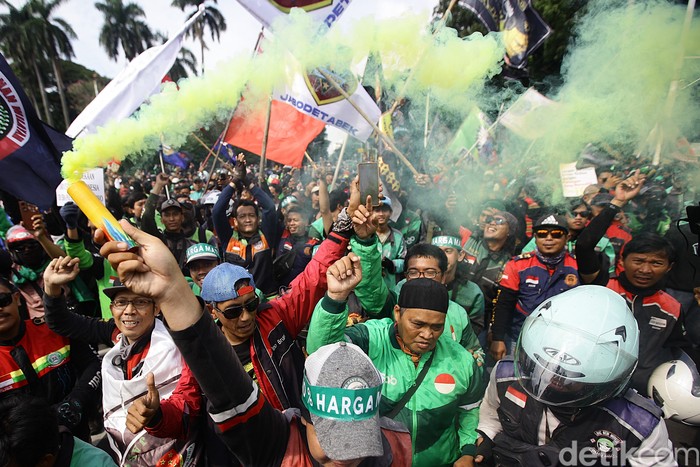 Array,Ojol Demo Besar-besaran 'Kepung Istana', Ini 5 Tuntutannya