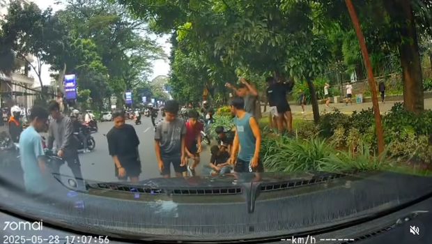 Array,Heboh Pemotor Ngebut Lawan Arah di Bogor, Berujung Terlindas Fortuner