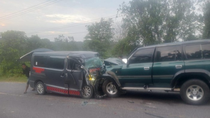 Array,Pelajaran dari Kecelakaan Adu Banteng Land Cruiser vs Ambulans Bawa Pasien