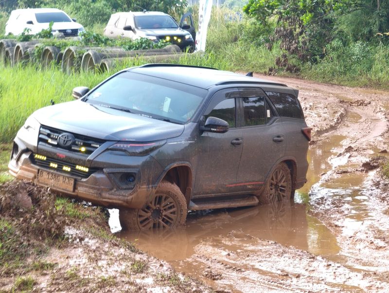 Array,Komunitas Rayakan Ultah Ke-18, Fortuner Diajak Main Tanah