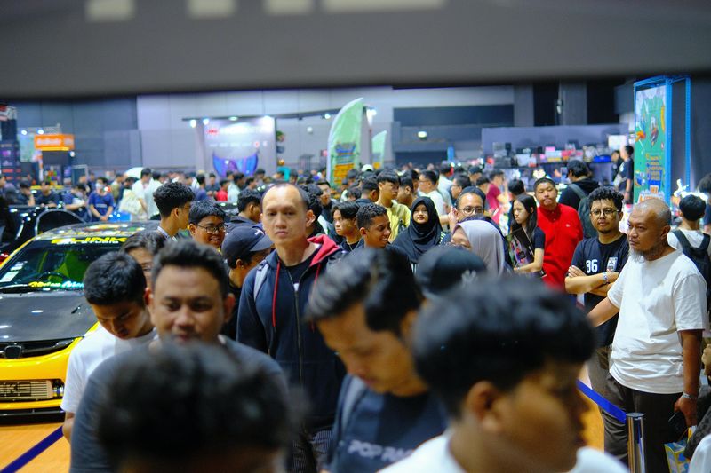 Array,Penasaran Lihat Mobil Modif-Die Cast, Ribuan Orang Serbu IMX Surabaya 2025!