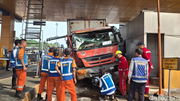 Array,Truk ODOL Jadi Pemicu Kecelakaan, Rem Blong Berujung Tabrakan Beruntun